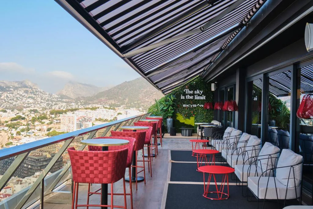 Terraza con sofás y mesas rojas
