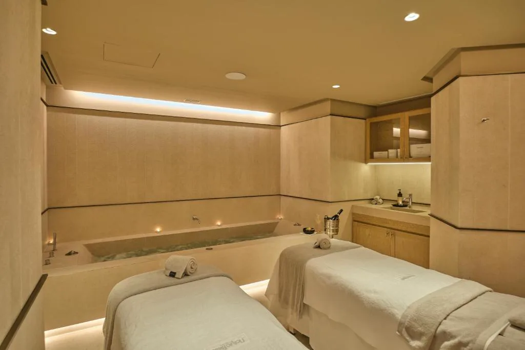 Cabina de masaje del spa con dos camillas
