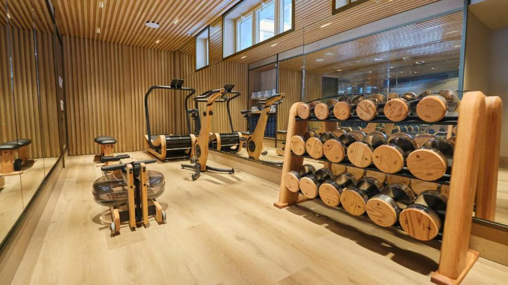 Gimnasio con pesas y barriles de madera