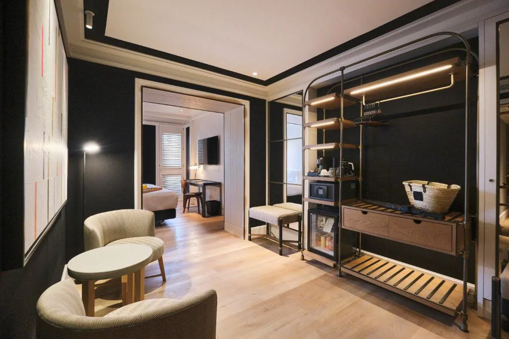 Habitación con salón y diseño oscuro