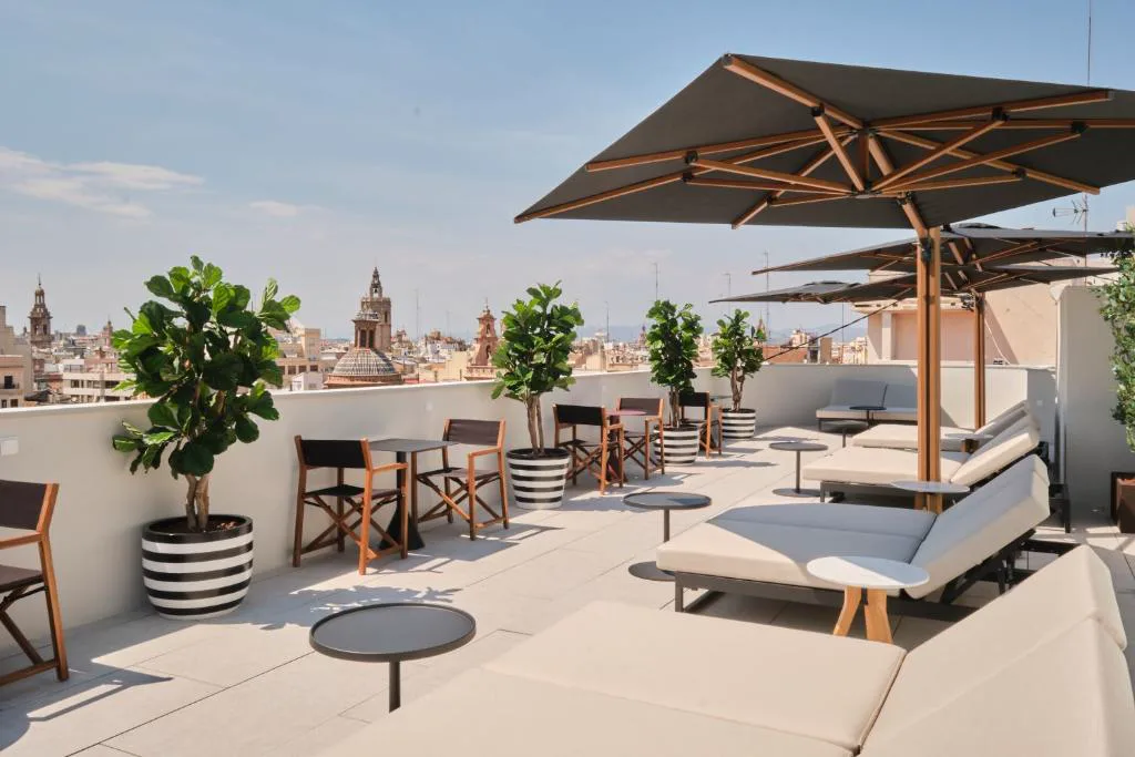 Terraza con sombrillas y tumbonas en la azotea