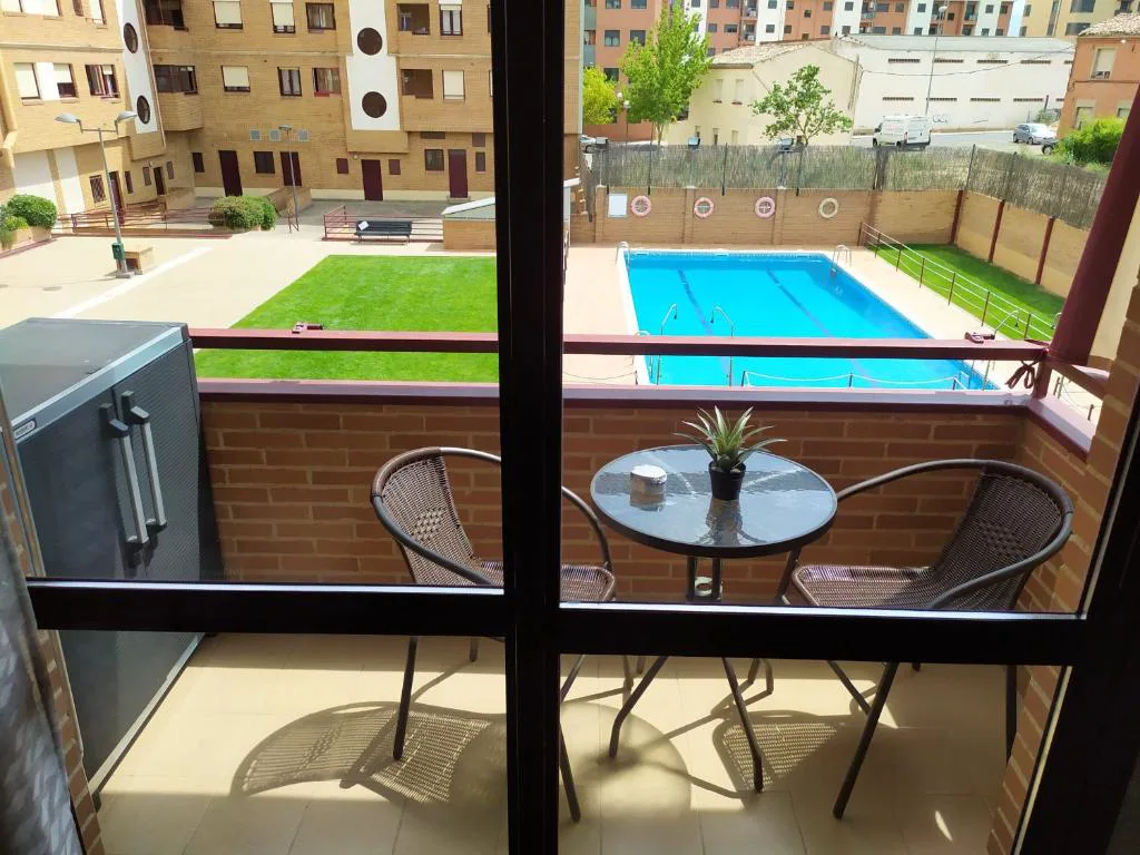Piscina comunitaria vista desde el balcón entre bloques
