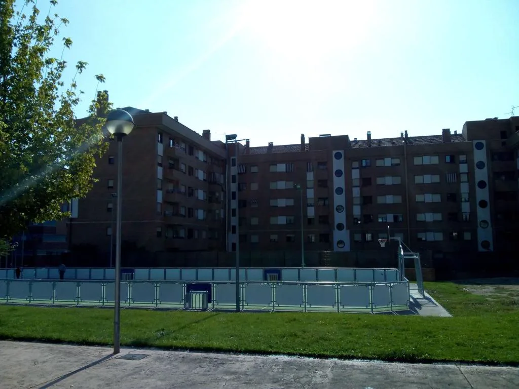 Campo de fútbol y jardines junto al edificio