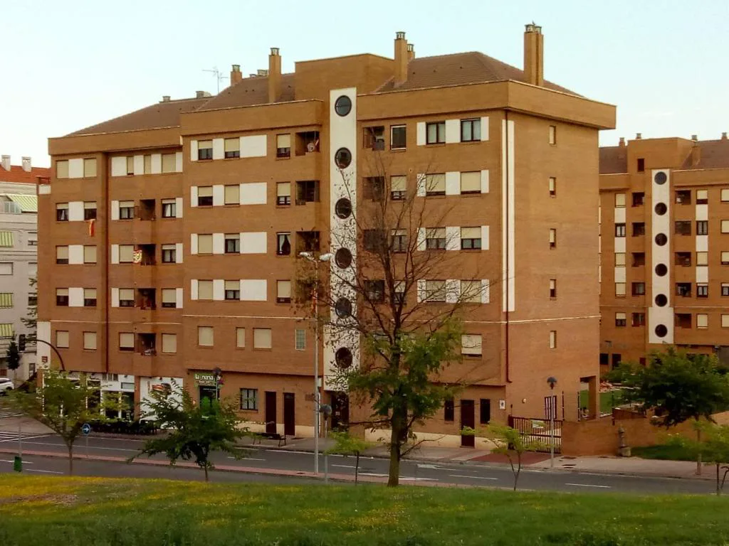 Fachada de ladrillo del edificio