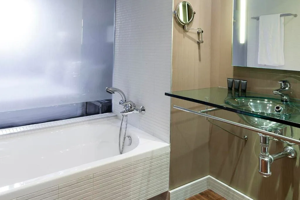 Baño con bañera, lavabo de cristal y espejo de aumento, Eurostars Vila de Allariz Hotel Balneario