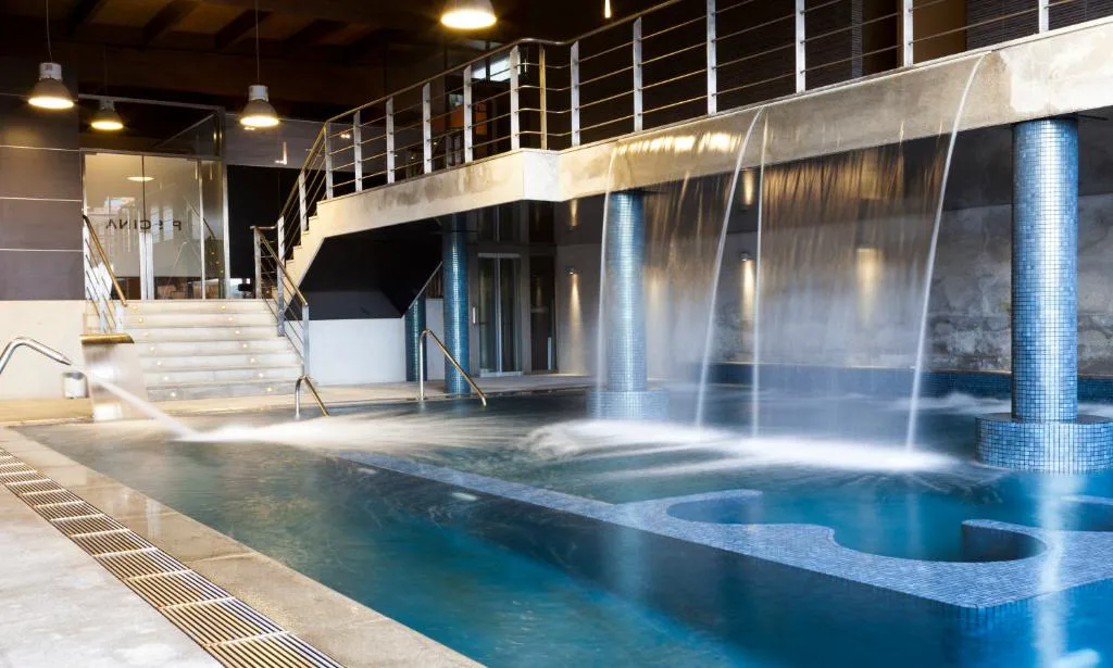 Circuito termal con cascadas y piscinas activas junto a la escalera de acceso, Eurostars Vila de Allariz Hotel Balneario