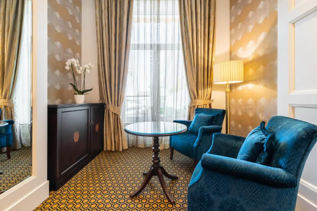 Rincón de lectura con sillones de terciopelo azul y lámpara de pie, Eurostars Gran Hotel La Toja