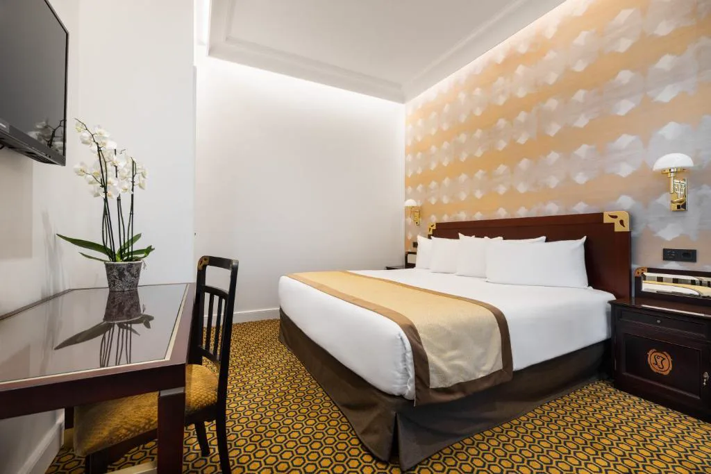 Dormitorio con orquídea blanca y escritorio de trabajo, Eurostars Gran Hotel La Toja