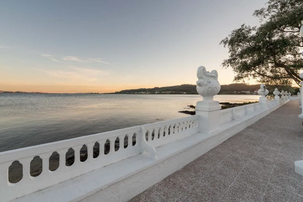 Paseo de piedra junto a la ría al atardecer, Isla de La Toja