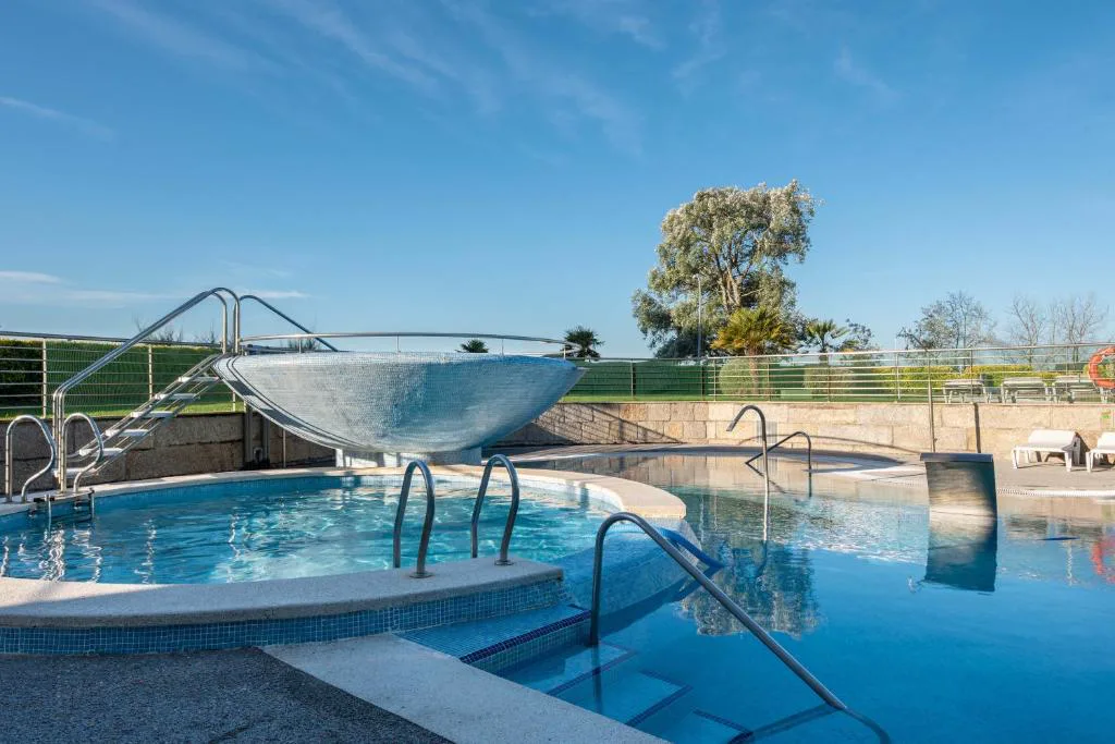Segunda piscina exterior con tobogán y jardín, Eurostars Isla de La Toja