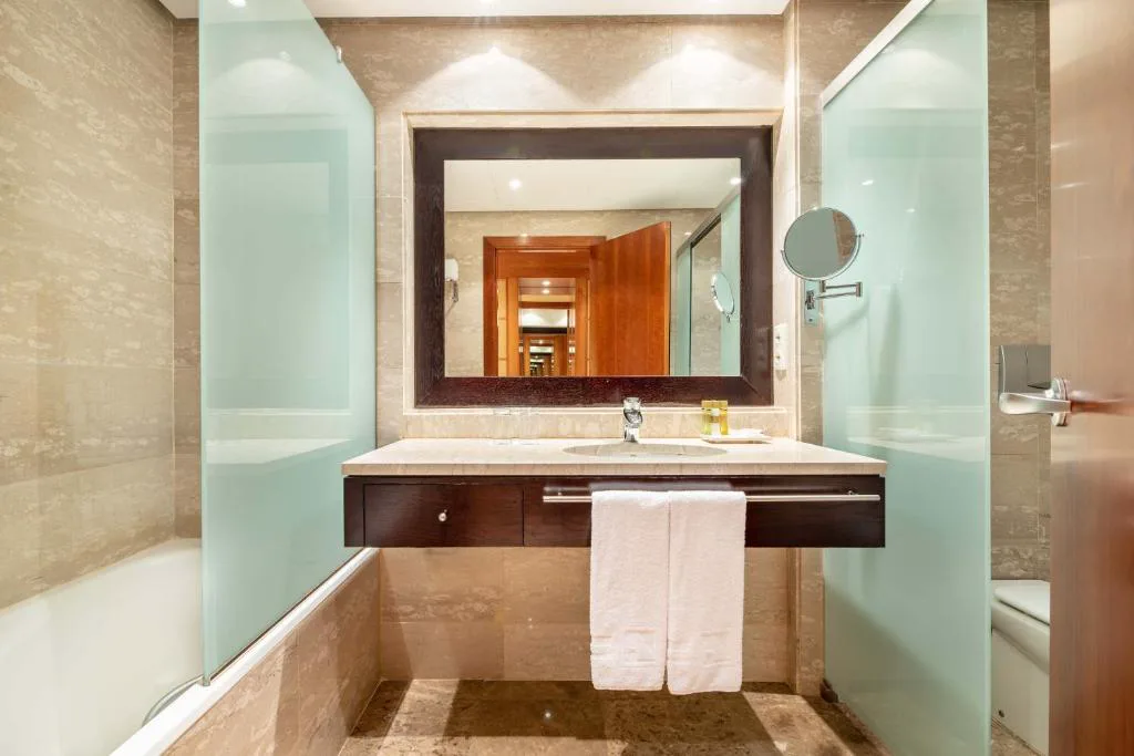Cuarto de baño moderno con bañera y espejo, Eurostars Isla de La Toja