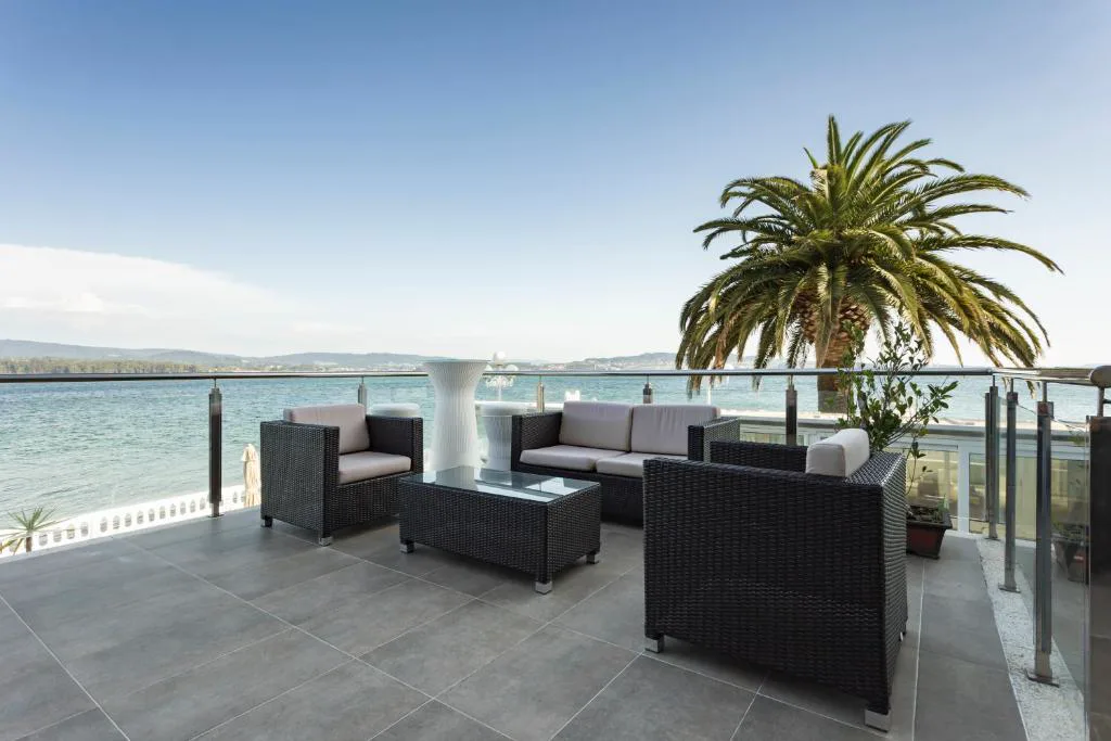 Terraza con muebles de exterior y vistas directas a la ría, Eurostars Louxo Talaso