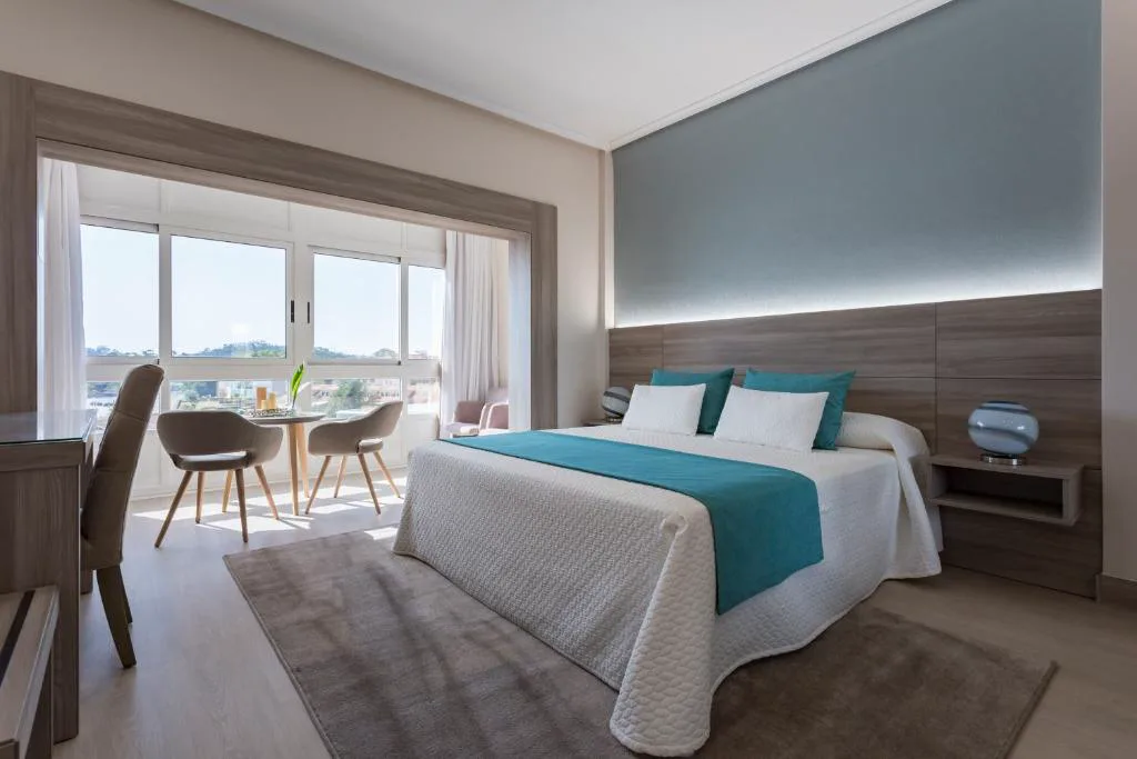 Habitación doble moderna en tonos turquesa con vistas exteriores, Eurostars Louxo Talaso