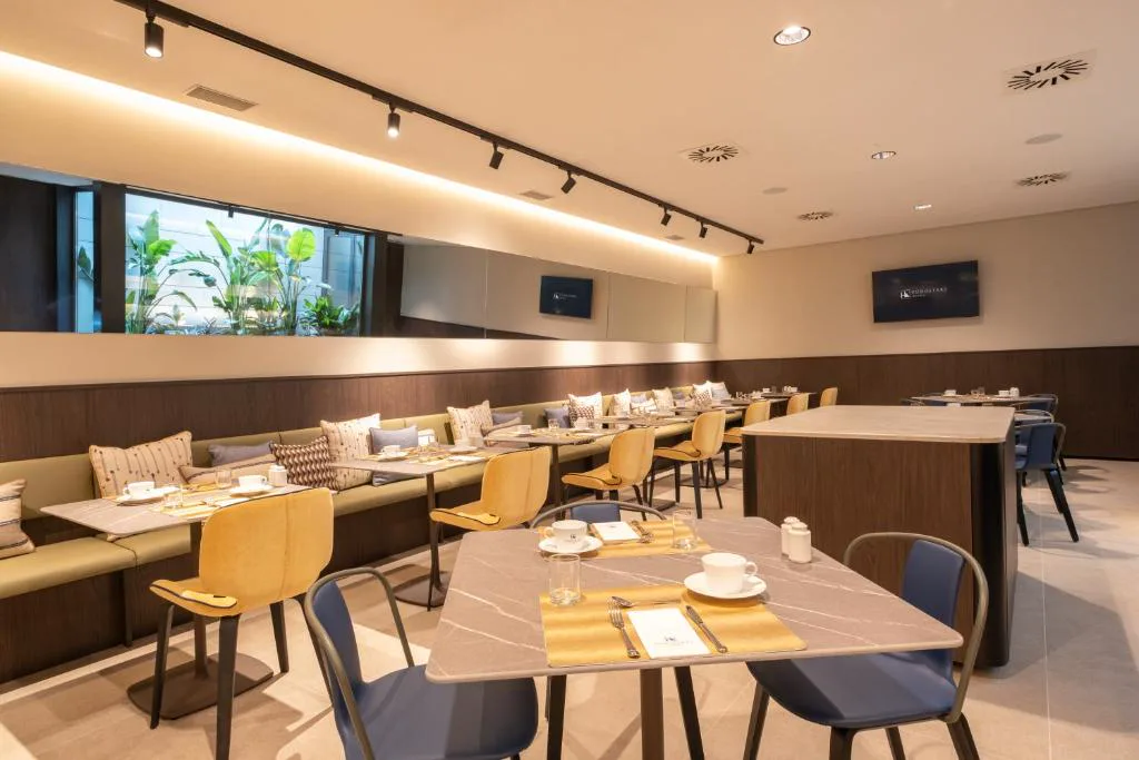 Comedor con plantas y ventanales