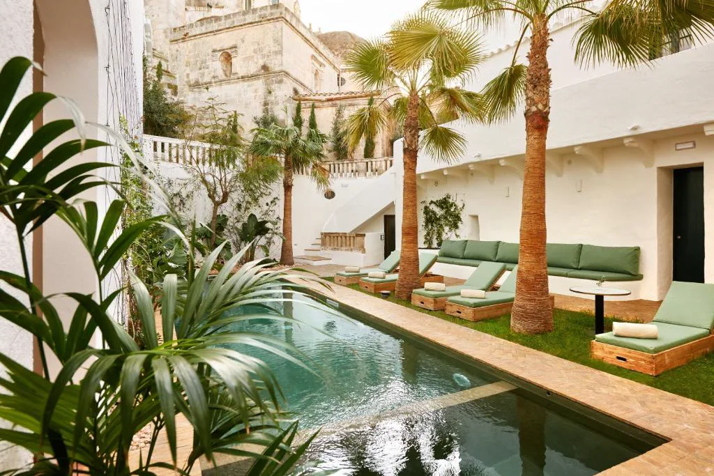Piscina en el patio interior con la Catedral de Ciutadella al fondo, Faustino Gran Relais & Chateaux
