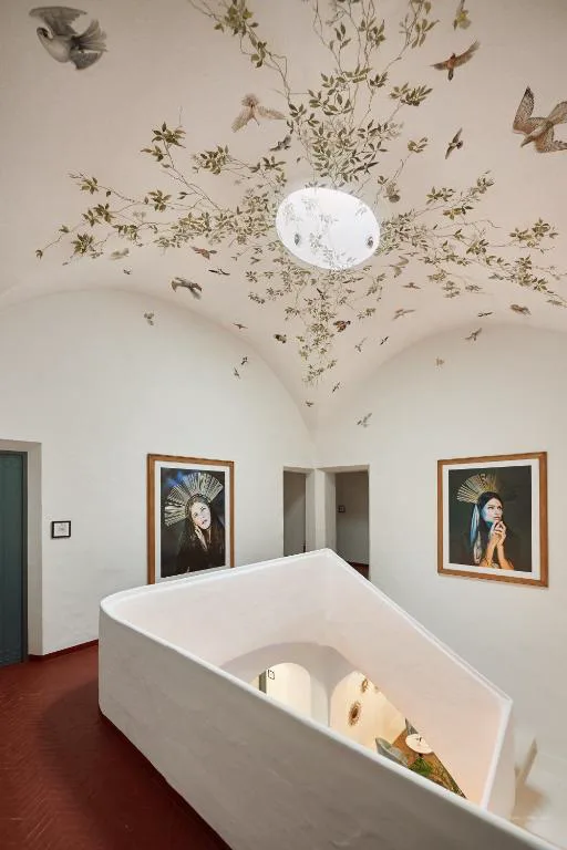 Techo abovedado pintado con motivos florales y aves sobre la escalera, Faustino Gran Relais & Chateaux