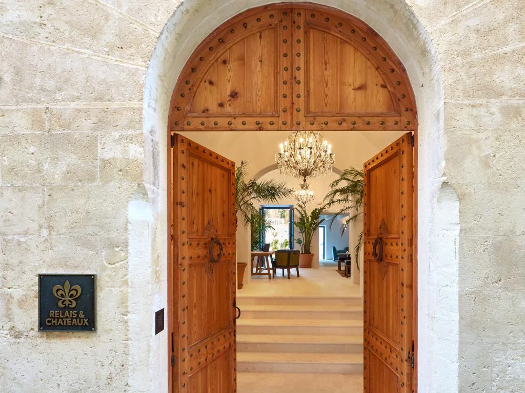 Puerta principal de madera con el distintivo Relais & Chateaux, Faustino Gran Relais & Chateaux