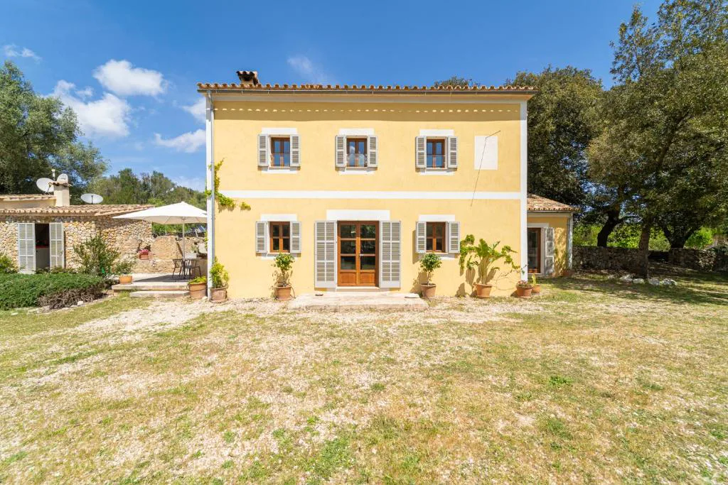Fachada señorial amarilla de Finca Boutique Can Regalat, en la carretera de la Ermita de Betlem a Artà, Mallorca