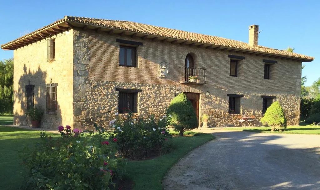 Casa de piedra con camino de tierra