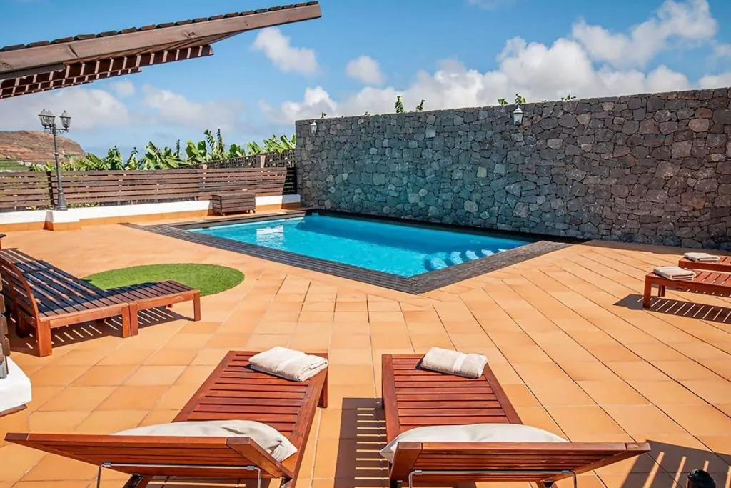 Piscina privada climatizada tipo plunge pool junto al jardín de cipreses, Finca Jardín del Norte