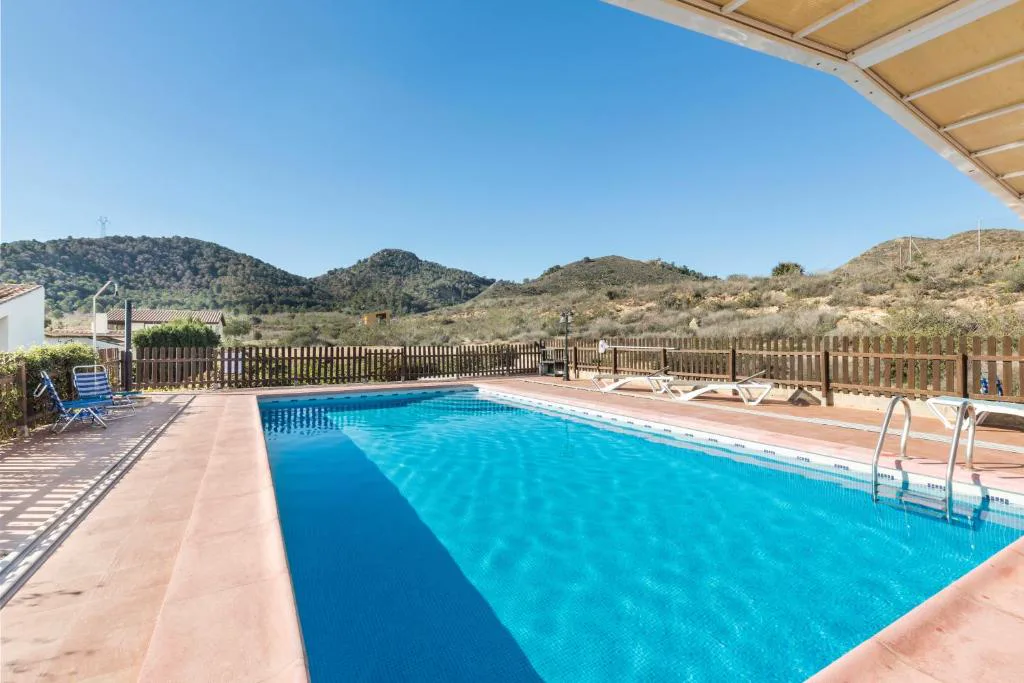 Piscina exterior con vistas a las sierras