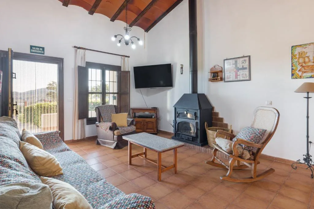 Salón con chimenea y sofás