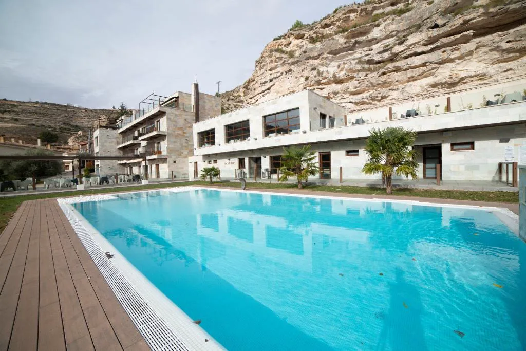 Piscina exterior frente a las casas junto al cortado