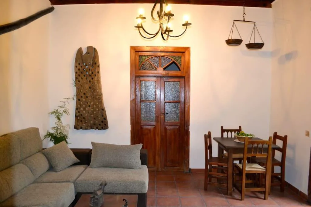 Salón con puerta de vidriera antigua y balanza decorativa, Finca Mariola