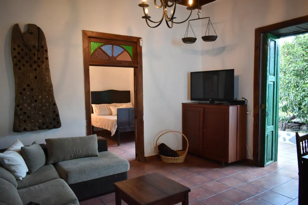 Salón con vistas al dormitorio a través de una puerta con vidriera de colores, Finca Mariola