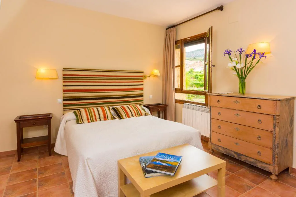 Habitación con cabecero de rayas y cómoda de madera
