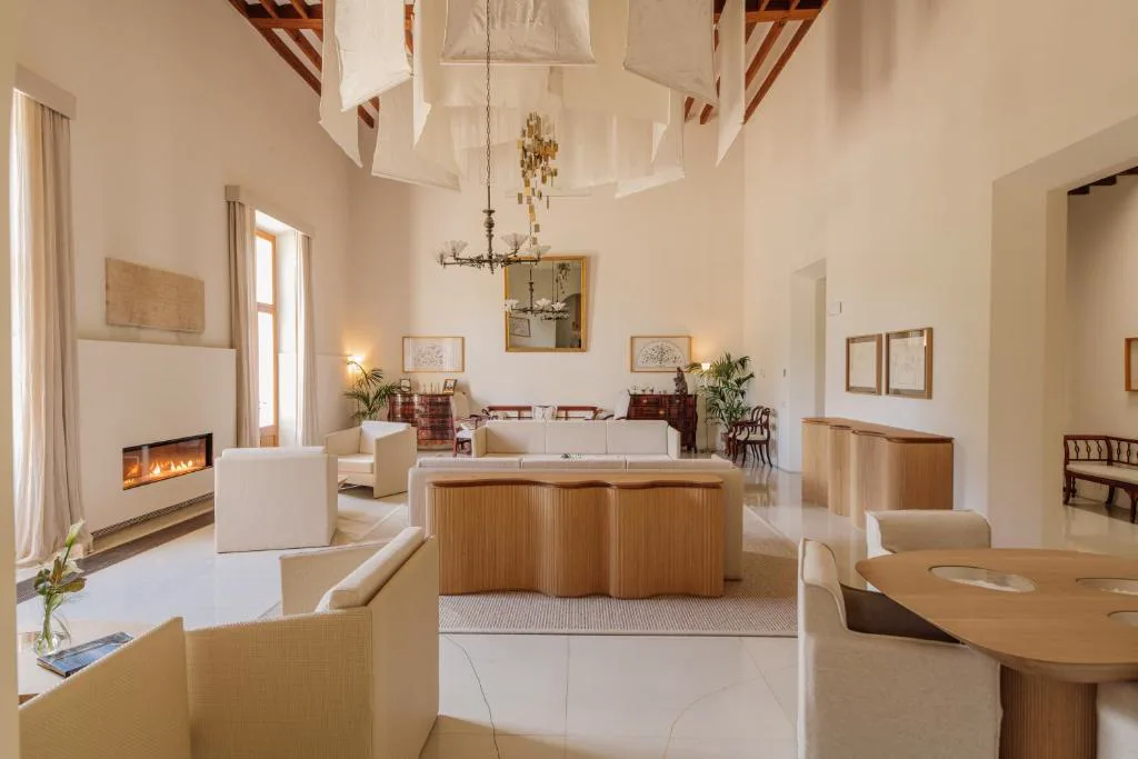 Salón con altos techos de madera y chimenea de Fontsanta Hotel, Mallorca