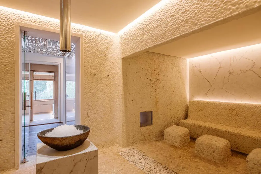 Sala termal de piedra con cuenco de sal y banco circular, Fontsanta Hotel Thermal & Spa