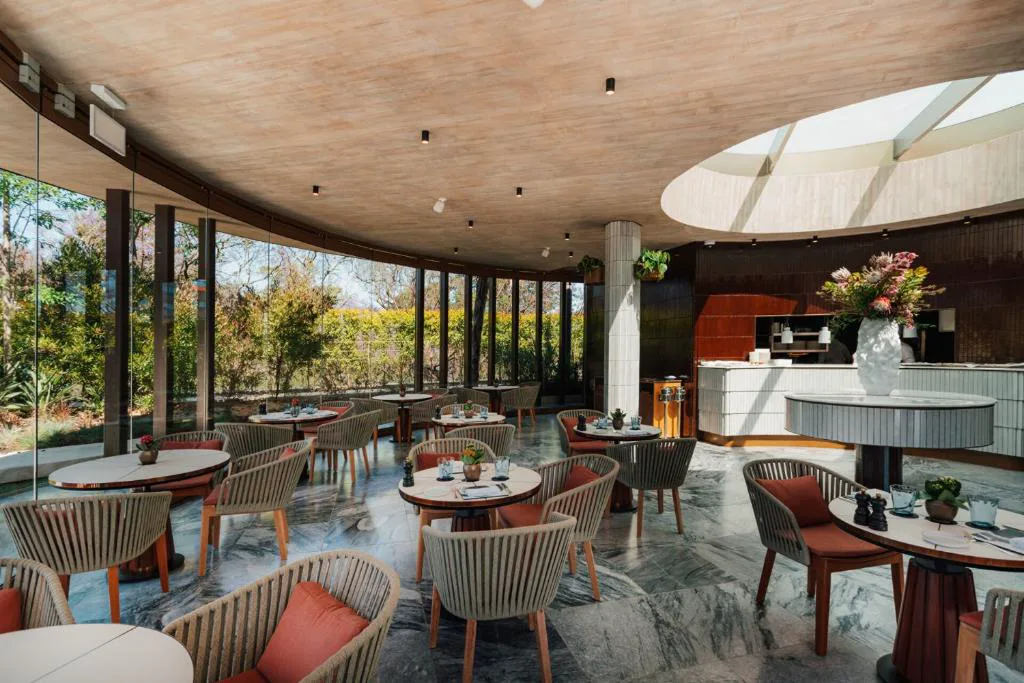 Restaurante Varanda con techo circular y vistas al jardín del Four Seasons Ritz Lisbon