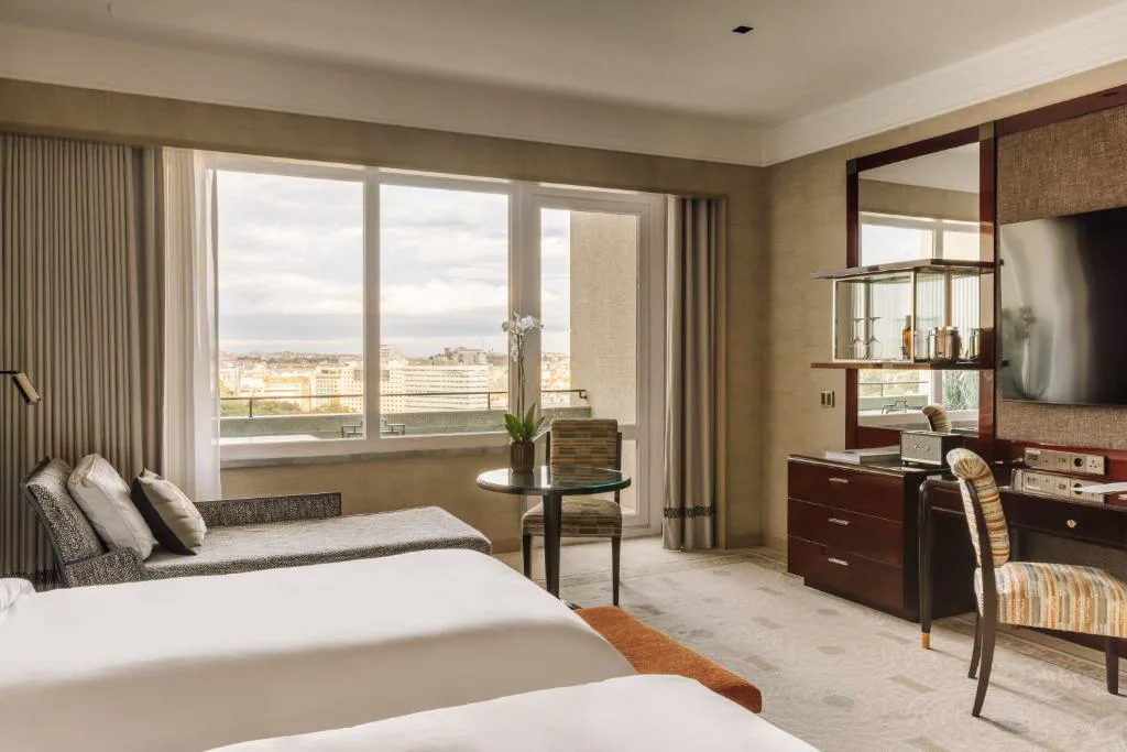 Habitación con vistas al mar y al perfil de Lisboa desde una planta alta, Four Seasons Ritz Lisbon