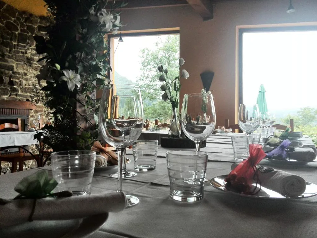 Mesa con copas junto a una ventana luminosa