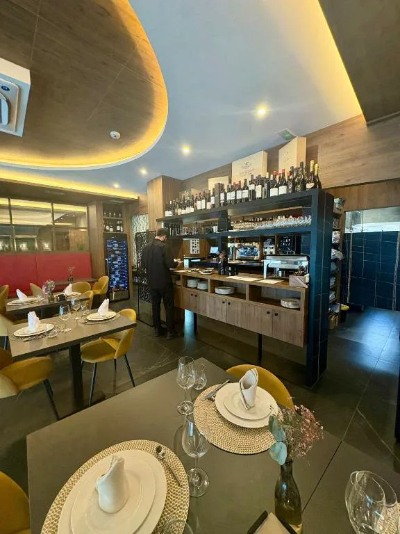 Restaurante con mesas vestidas y bodega de vinos gallegos, Hotel SPA GBC Arcade