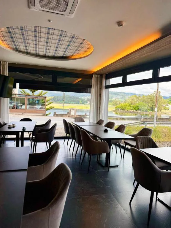 Sala de desayunos con grandes ventanales y vistas a la ría, Hotel SPA GBC Arcade