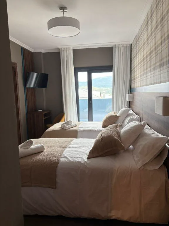 Dormitorio con vistas a las montañas de Soutomaior desde el balcón, Hotel SPA GBC Arcade