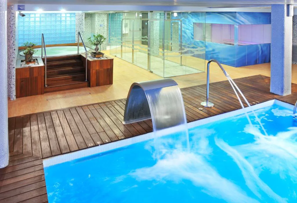 Spa con jacuzzi y cascada de agua
