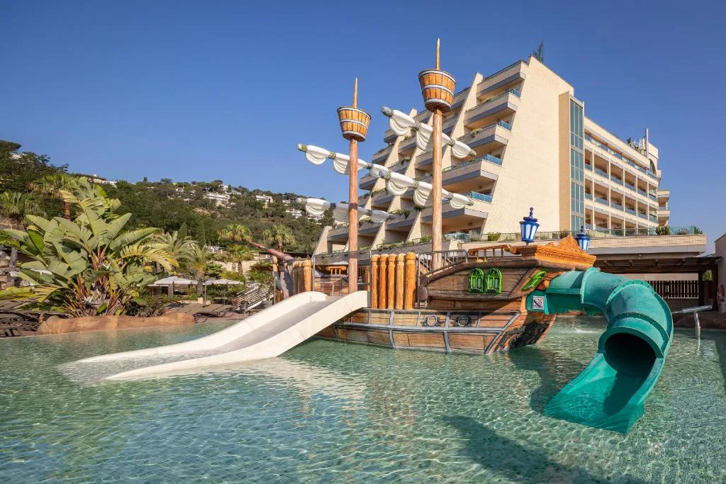 Parque acuático con tobogán en forma de barco pirata