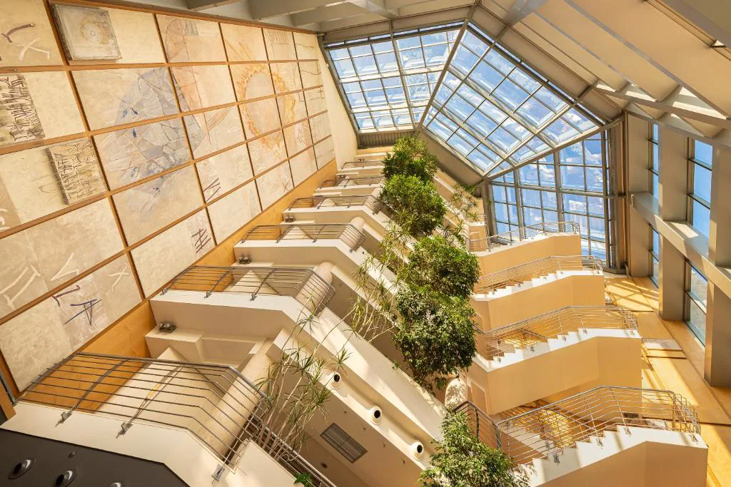 Atrio acristalado con plantas y galerías