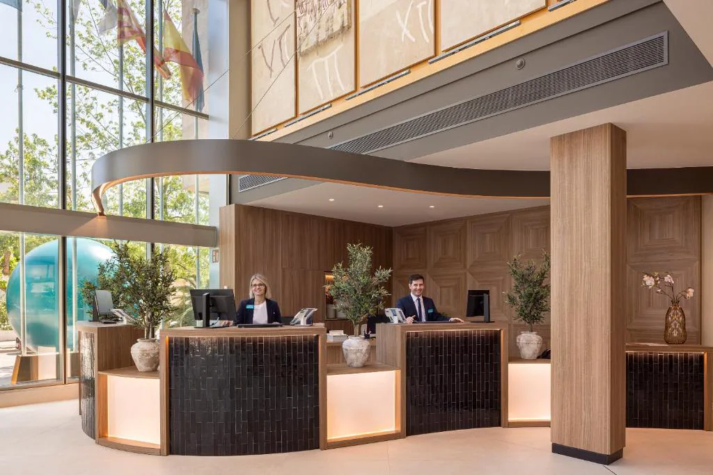 Recepción con mostrador de madera