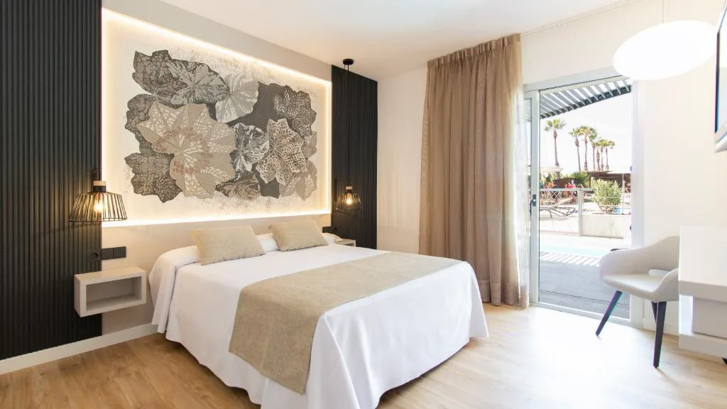 Habitación con cama doble y balcón
