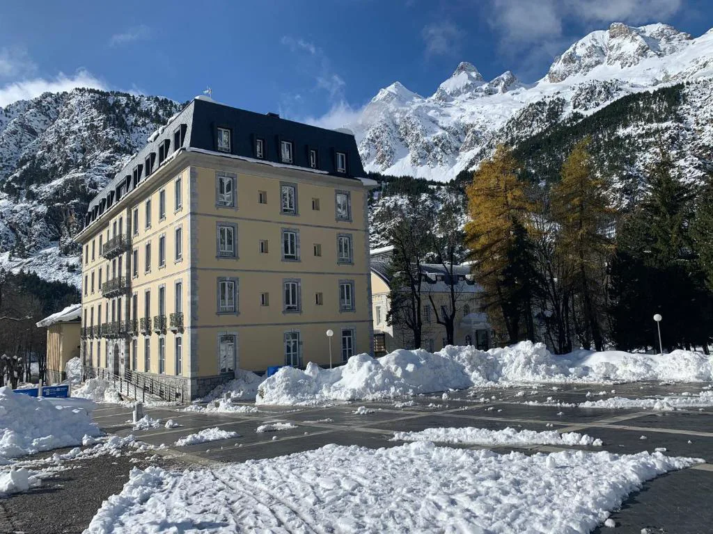 Hotel entre montañas nevadas
