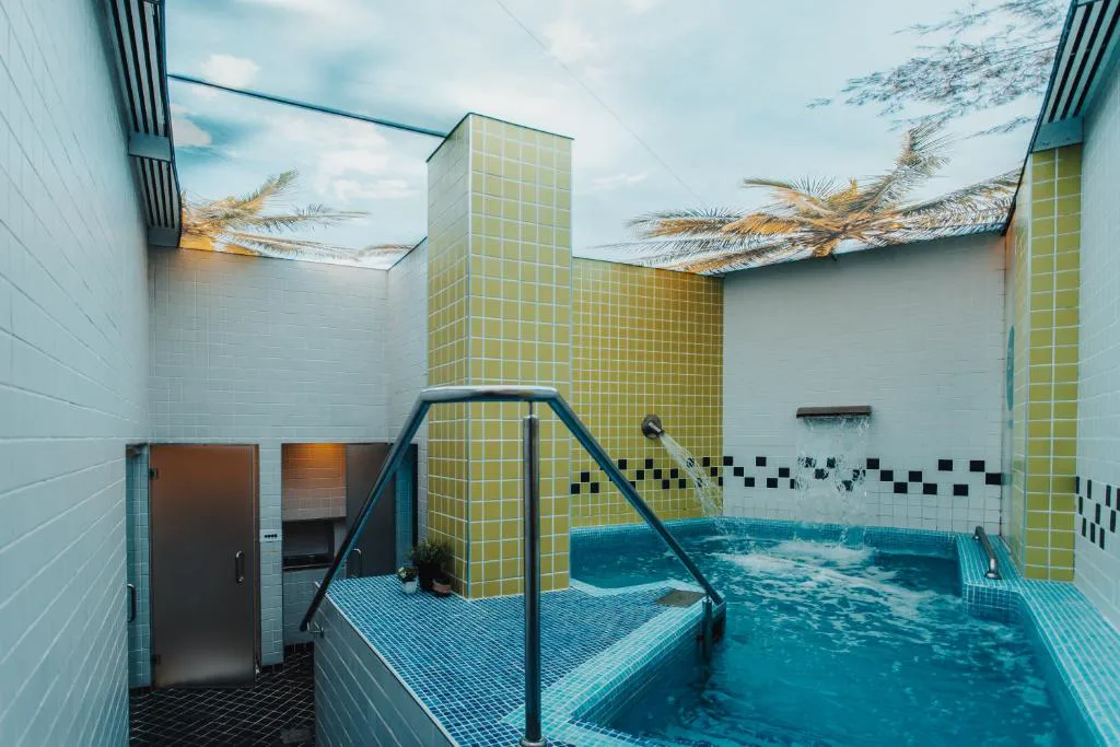 Piscina de spa con techo de cristal y luz azul