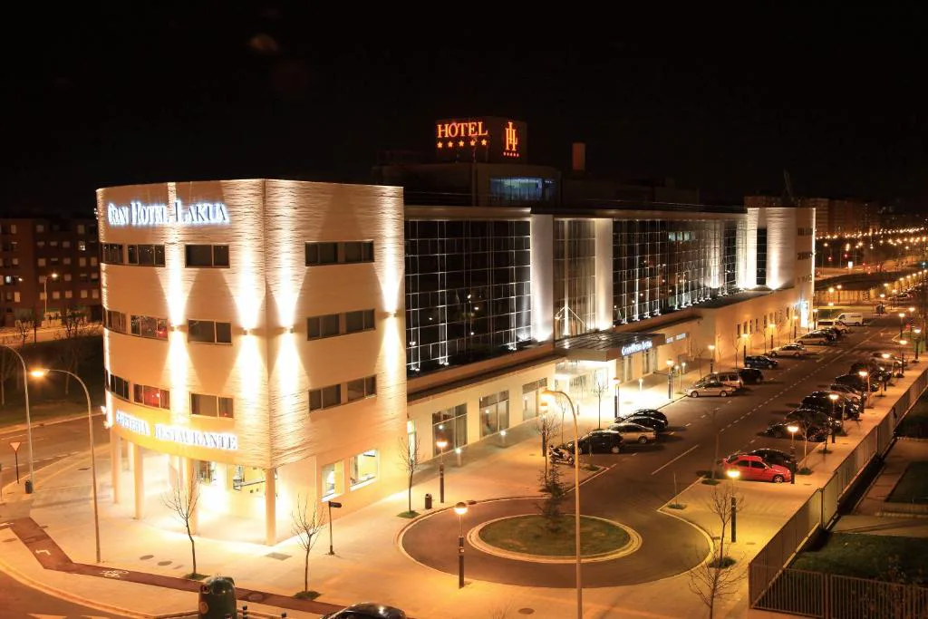 Fachada del hotel iluminada de noche