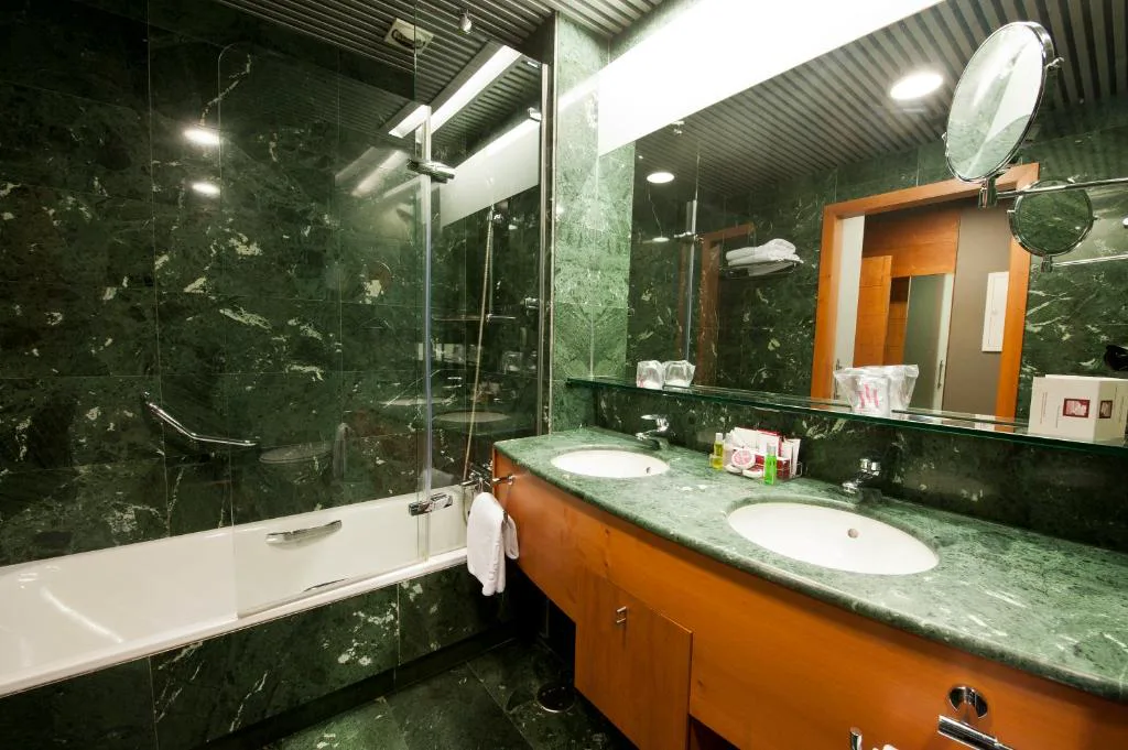 Baño con mármol verde y doble lavabo