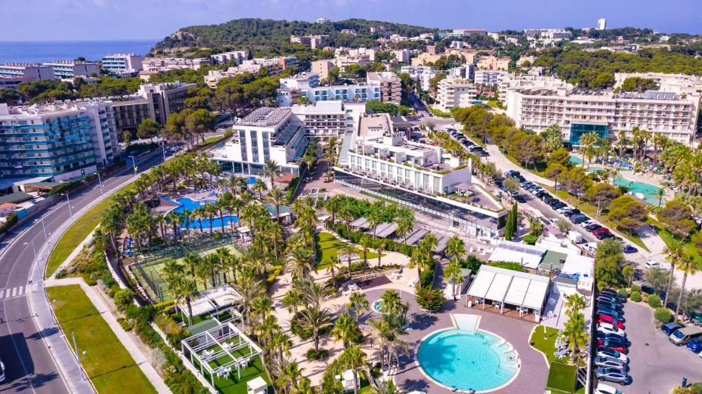 Vista aérea del resort con piscinas y la playa