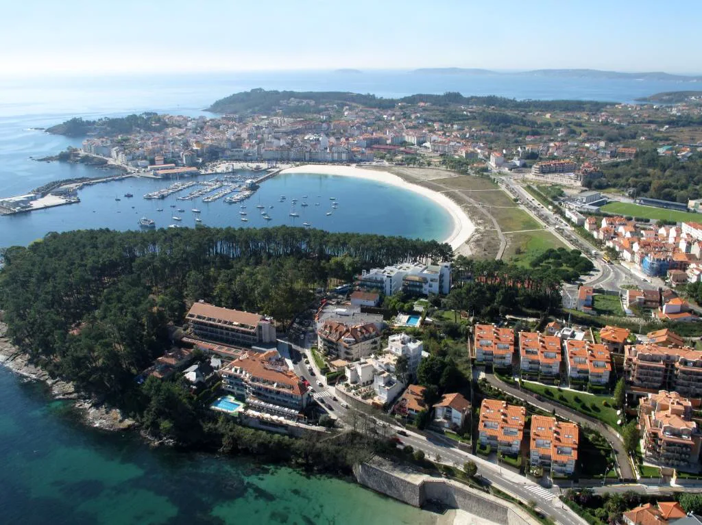 Vista aérea de la bahía de Sanxenxo con el puerto deportivo y la playa, Gran Talaso Hotel Sanxenxo