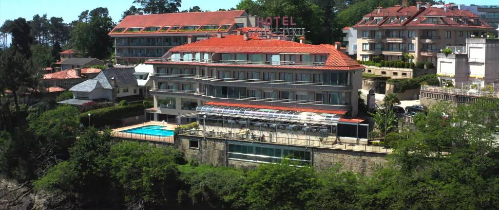 Fachada del Gran Talaso Hotel Sanxenxo con piscina exterior sobre los acantilados de la bahía